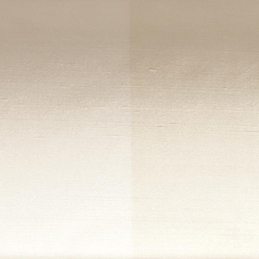 Das breite Ton-in-Ton-Streifendessin sorgt für ein schönes Licht- und Schattenspiel. Das breite Ton-in-Ton-Streifendessin sorgt für ein schönes Licht- und Schattenspiel.
