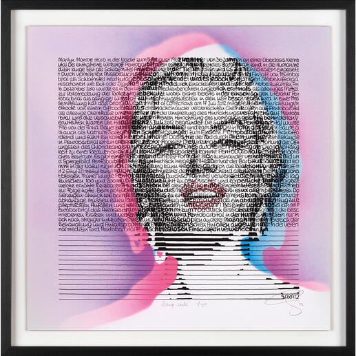 Porträt von Marilyn Monroe mit schriftlichem Hintergrund und bunten Akzenten.