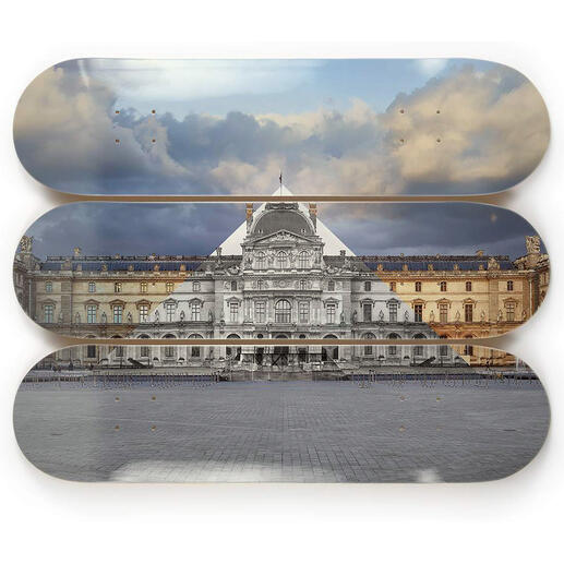 JR – La Pyramide, Louvre, Paris In der Anonymität zum Weltruhm: Die unglaubliche Karriere des JR. Das Verschwinden der Louvre-Pyramide – dokumentiert auf Skateboards. Masse: 80 x 60 cm.