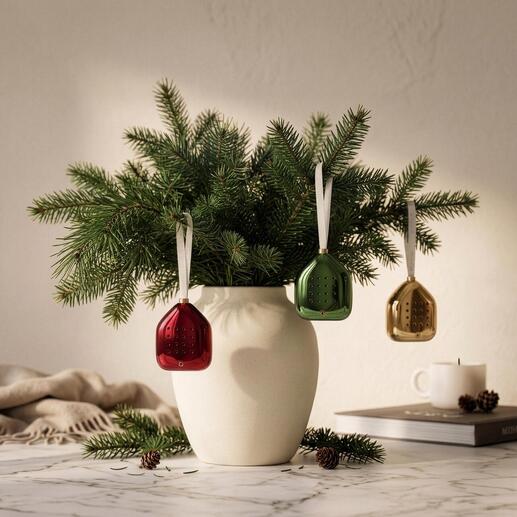 Akustischer Weihnachtsschmuck in Rot, Grün und Gold an einem Weihnachtsbaum.
