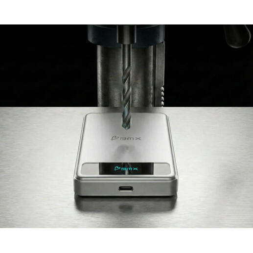 Silberne Safety-Powerbank wird von einer Bohrmaschine bearbeitet.