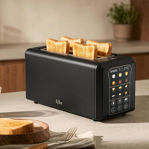 Touchscreen-Toaster mit geröstetem Brot und einem Glas auf einem Tisch.