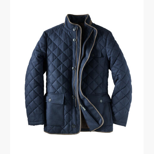 Blaue Steppjacke mit Taschen und Reißverschluss.