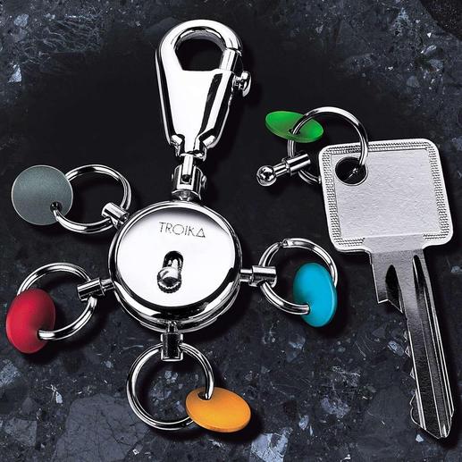 Key Organizer mit mehreren Schlüsseln und bunten Anhängern.