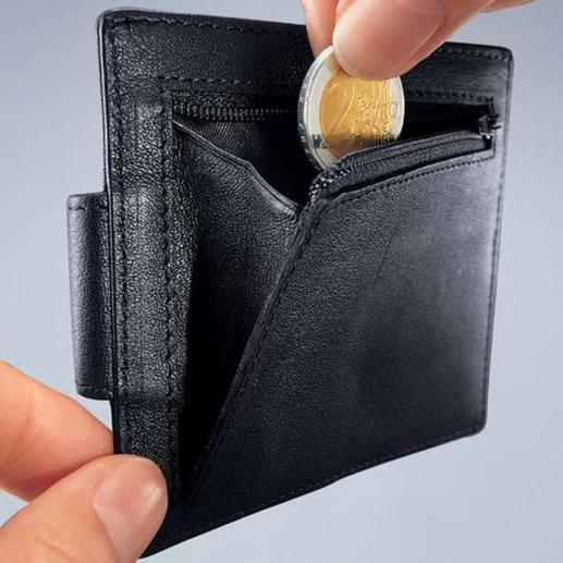 Mit Reissverschlussfach für Münzgeld oder Schlüssel. Mit Reissverschlussfach für Münzgeld oder Schlüssel.