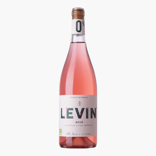 Flasche rosé Wein mit fröhlichem Etikett auf weißem Hintergrund.