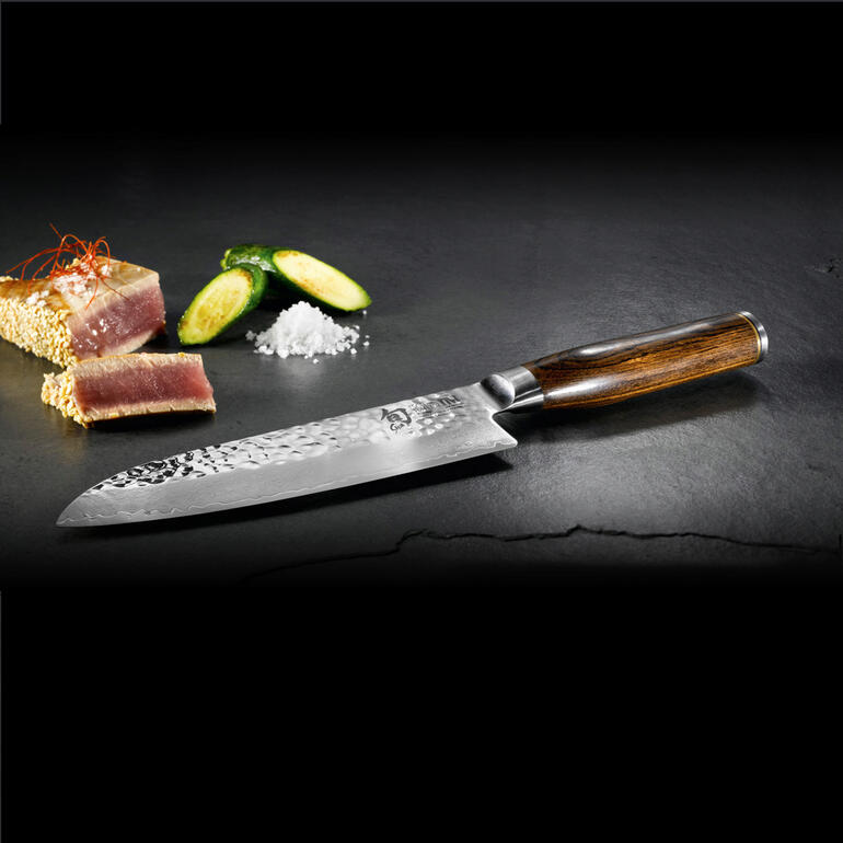 Shun Premier Messer mit Holzgriff und scharfer Klinge auf schwarzem Hintergrund.
