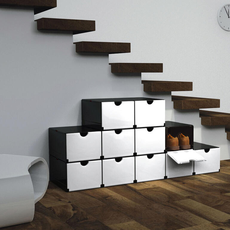Faltboxen in verschiedenen Größen auf einer Treppe, einige Boxen sind geöffnet.