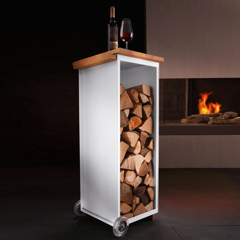 Kaminholzwagen mit Holzunterlage und Platz für Kaminholz, neben einem brennenden Kamin.