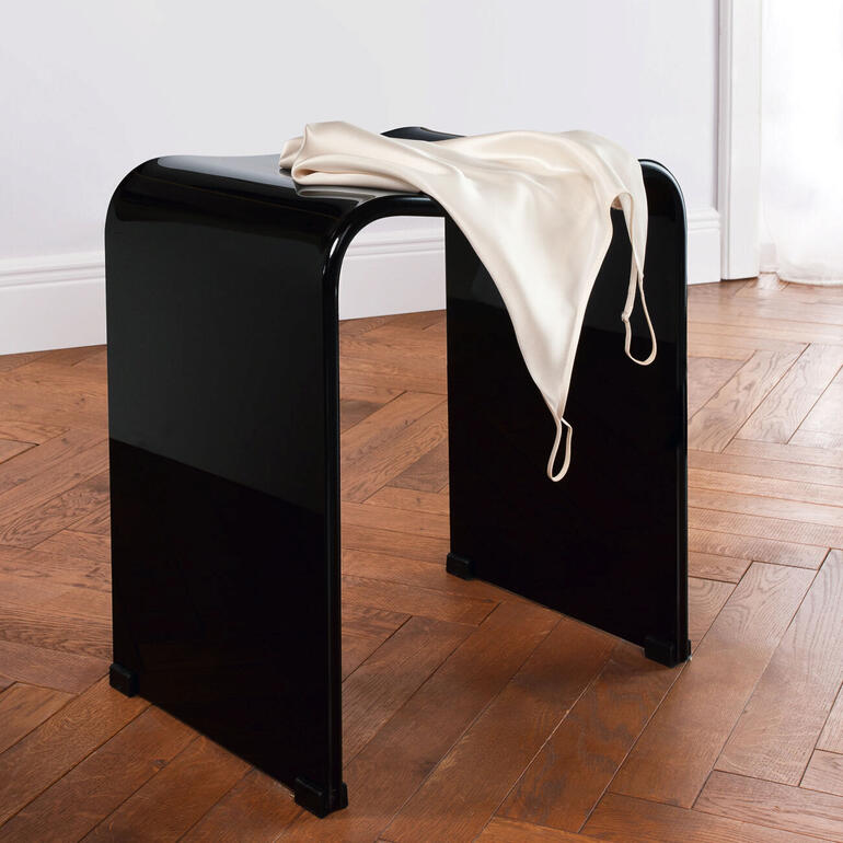 Schwarzer hochglänzender Acryl-Duschhocker, schick und funktional für das Badezimmer.