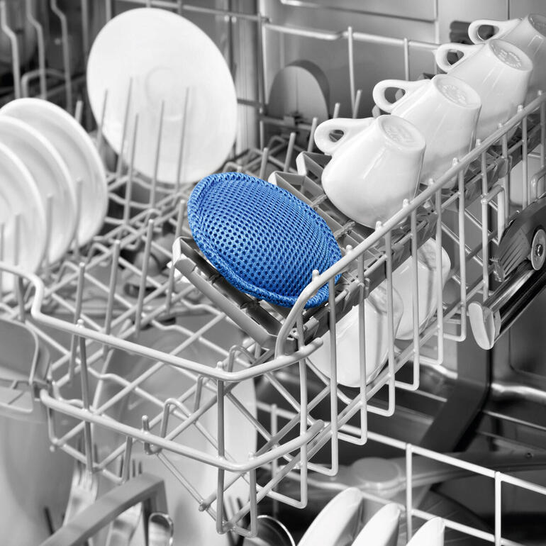 Bio-aktives Spülmaschinenpad wird in der Spülmaschine für saubere Geschirr verwendet.
