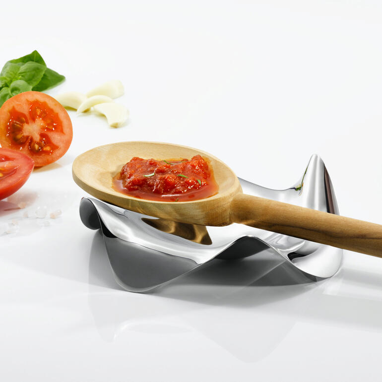 Design-Kochlöffelhalter mit Holzlöffel und Tomatensauce.