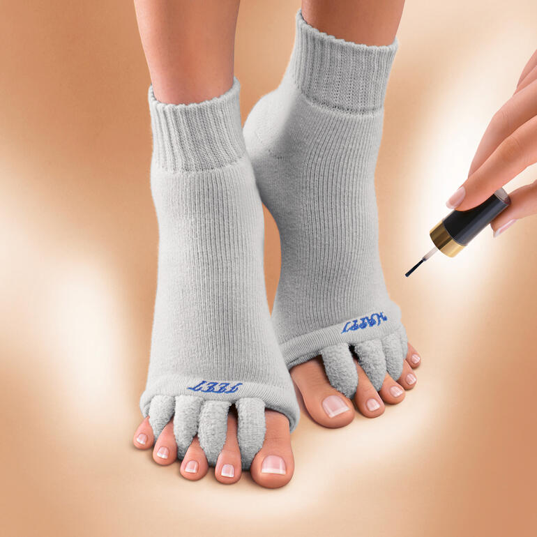 Wellness-Socken 'Happy Feet' mit offenen Zehen, während Pediküre.