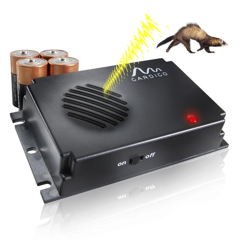 Marderabwehrgerät mit Batterien und Marderabbildung.