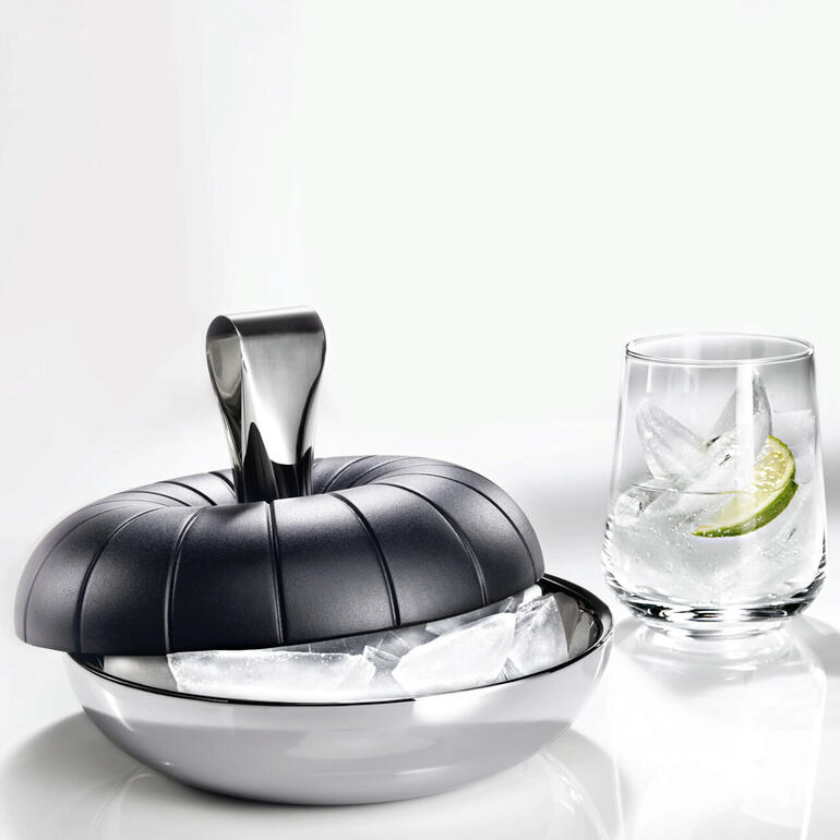 Eiswürfelbereiter in schwarz mit Eiswürfeln in einer Schüssel