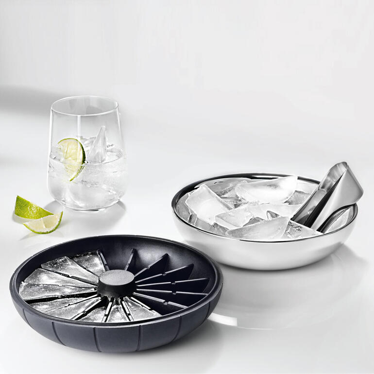 3-in-1 Eiswürfelbereiter mit Deckel, daneben ein Glas voller Eiswürfel.