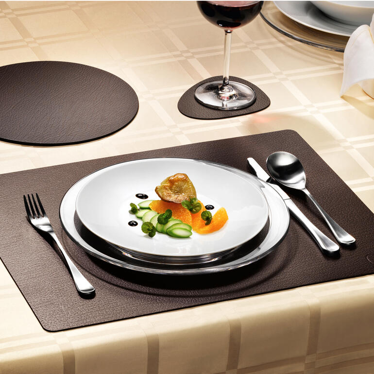 tableMat, 2er-Set, oval oder eckig, Braun/Schwarz Tischset in braun und schwarz mit einem gedeckten Teller und Besteck.