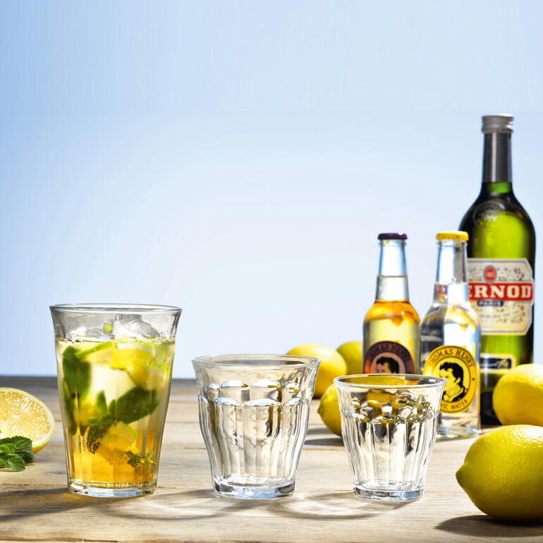 Picardie-Gläser, 6er-Set mit verschiedenen Getränken und Zitronen.