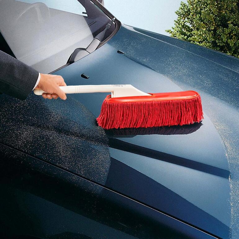 Original-California-Car-Duster in einer Hand, um ein Auto zu reinigen.