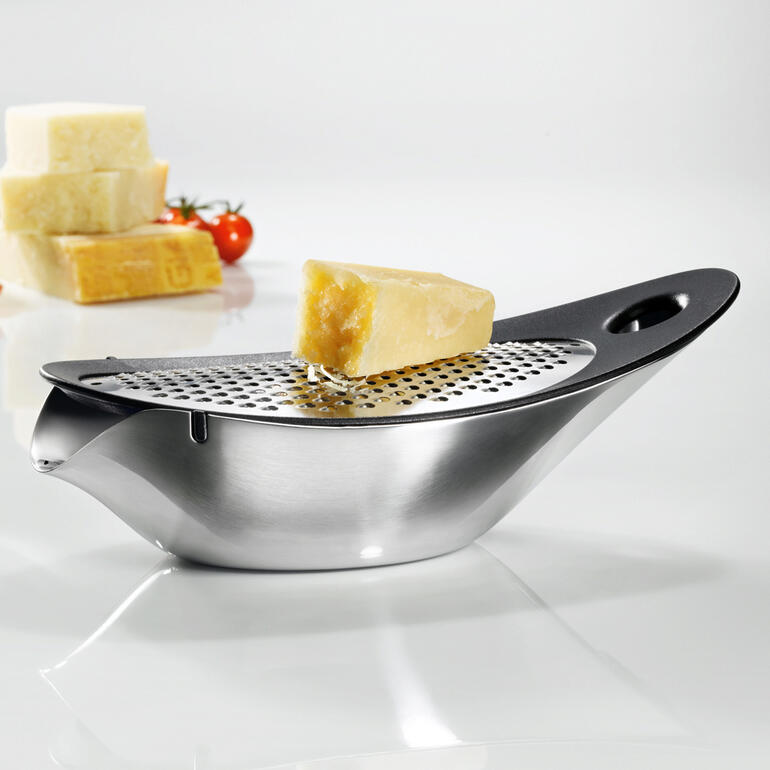 blomus® Design-Käsereibe mit Käsewürfeln auf einem Tisch.