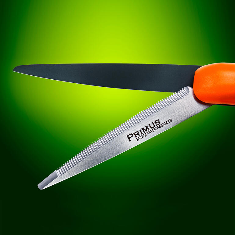 À l’instar des couteaux dentés, cette lame conserve son tranchant plus longtemps qu’un modèle à finition lisse. Idéal pour couper de petites branches. Nahaufnahme einer gezahnten Rasenkanten-Schere.