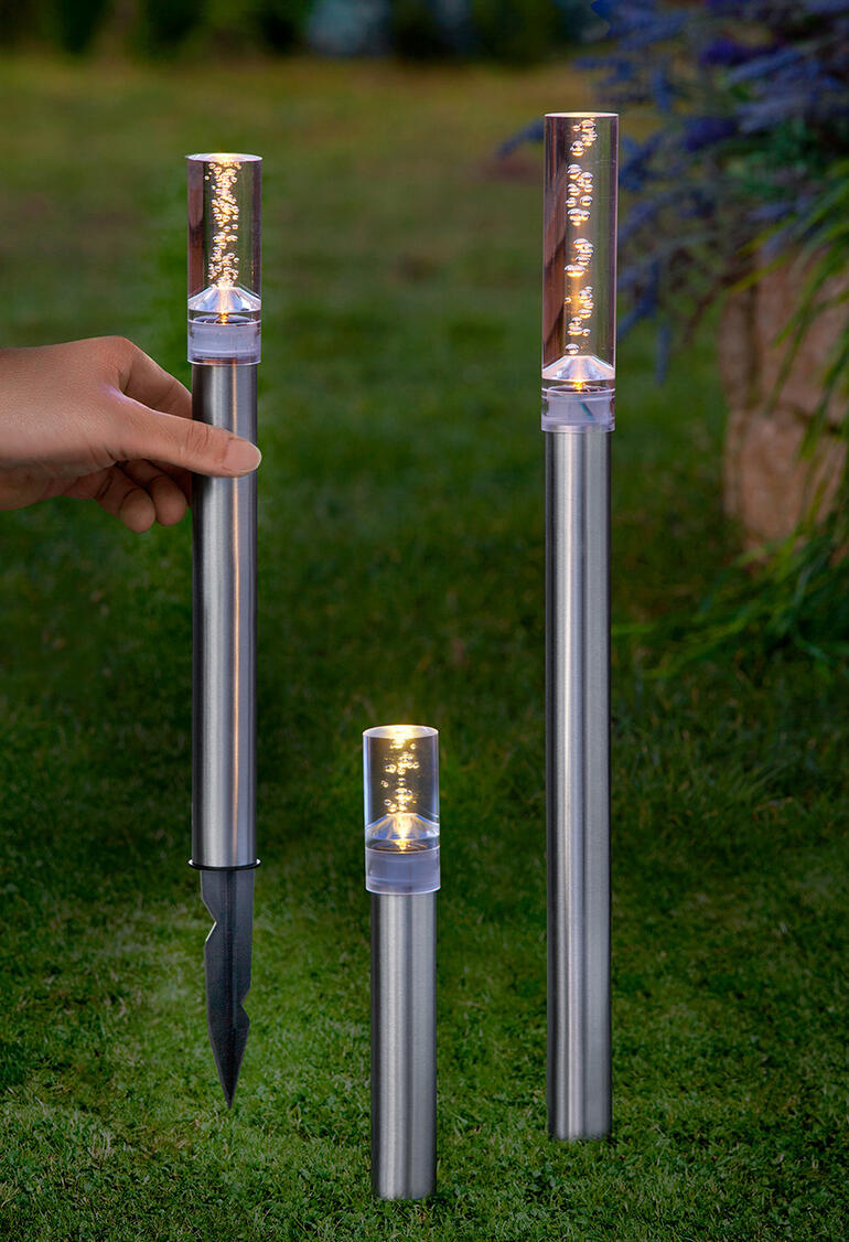 Set von Solar LED Leuchtstäben im Garten.