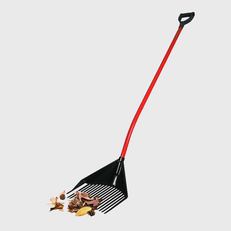 3-in-1 Garden-Tool „Golden Gark“ mit einem roten Griff und Laub.