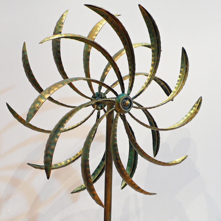 Windspiel Duett aus länglichen Metallblättern in eleganter Form.