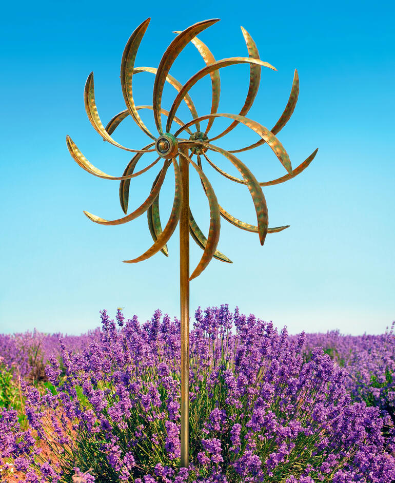 Windspiel Duett, goldenes Design vor lila Lavendelfeld