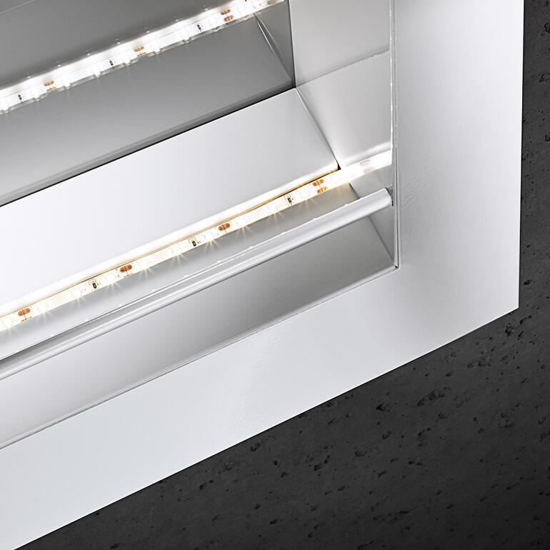 Für die indirekte Beleuchtung kleben Sie einfach den mitgelieferten LED-Stripe in den Rahmen. LED Spiegel-Regal mit integrierter Beleuchtung, moderner Design