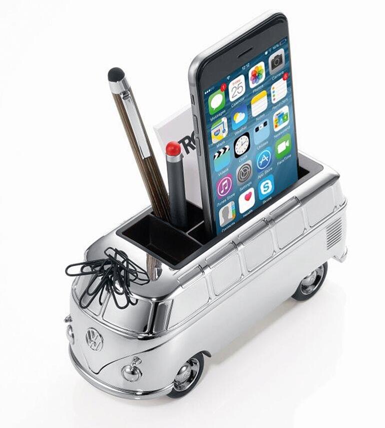 Organizer in Form eines VW Bulli mit Smartphone und Stiften.