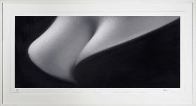 Abstraktes Kunstwerk in Schwarz-Weiß, künstlerische Komposition.