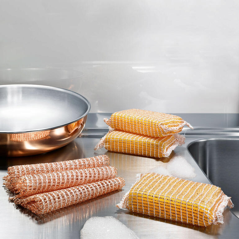 Kupfersäuberungsschwämme auf einer Küchentheke