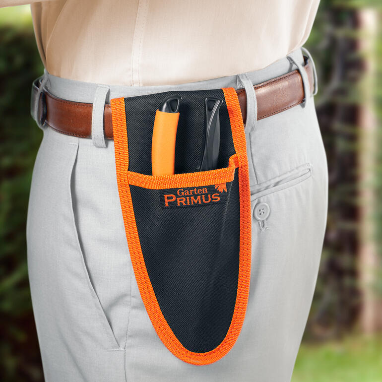 Primus Gleitschnittschere in einer Gürteltasche an der Hose eines Mannes.