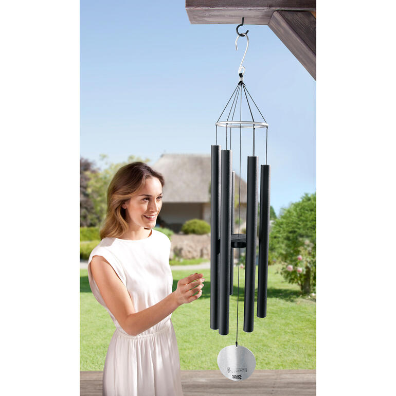 Sie geniessen Klangfarben von aussergewöhnlicher Reinheit, Tiefe und sonorer Fülle. Gigantisches Wind-Klangspiel von 106 cm hängt im Freien vor einer verdeckten Terrasse.