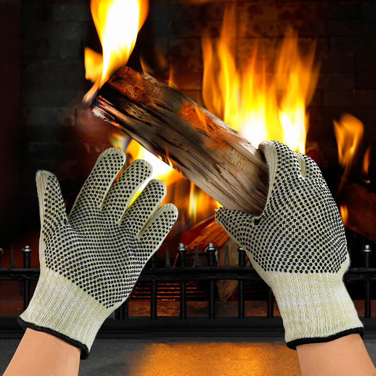 Hitzeschutz-Handschuhe halten eine Auflaufform
