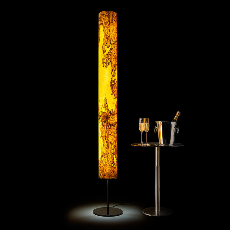 Hohe, schmale Leuchte aus Echtholz leuchtet ein elegantes Ambiente aus.