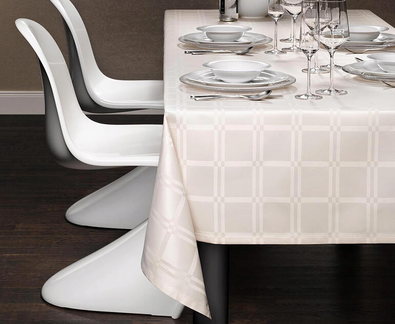 Elegante gedeckte Tafel mit fleckabweisender Tischdecke.