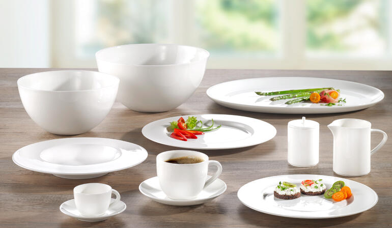Bone China Geschirr „À-Table“ in verschiedenen Formen.