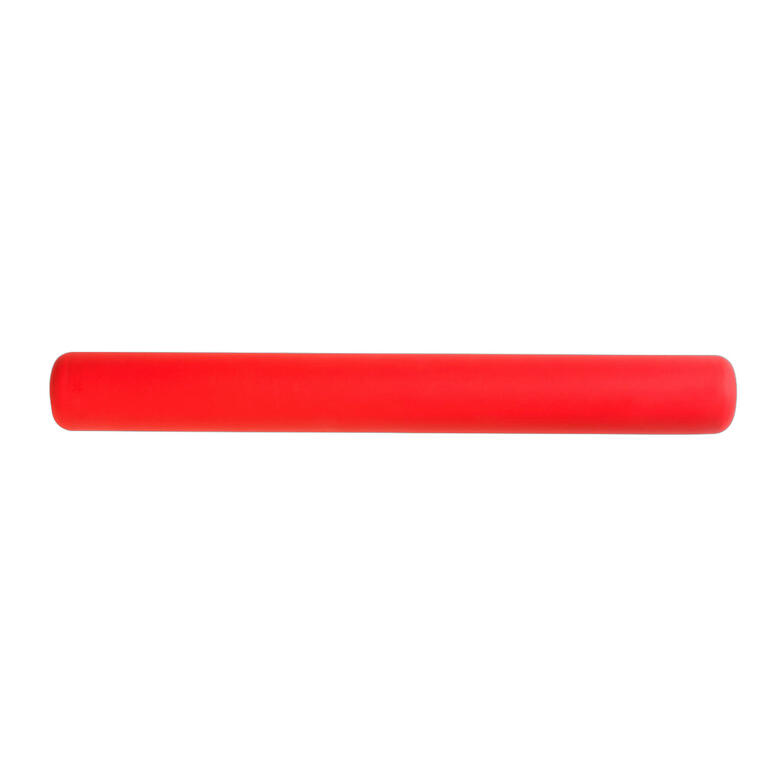 Roter Silikon-Teigroller auf weißem Hintergrund