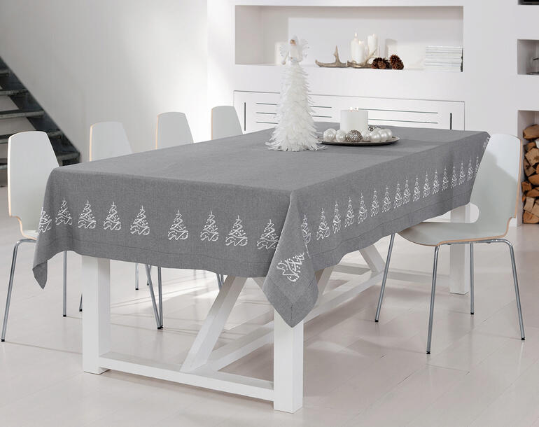 Maschinenbestickte Tischdecke in grau auf einem Tisch