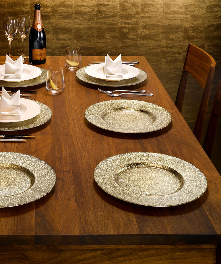 Festliche Glas-Platzteller, 6er-Set auf einem Tisch