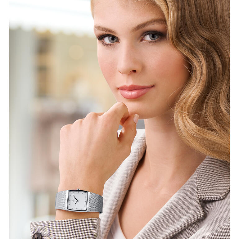 Obaku Karree-Uhr, Frau mit Uhr und leichtem Make-up, lächelnd