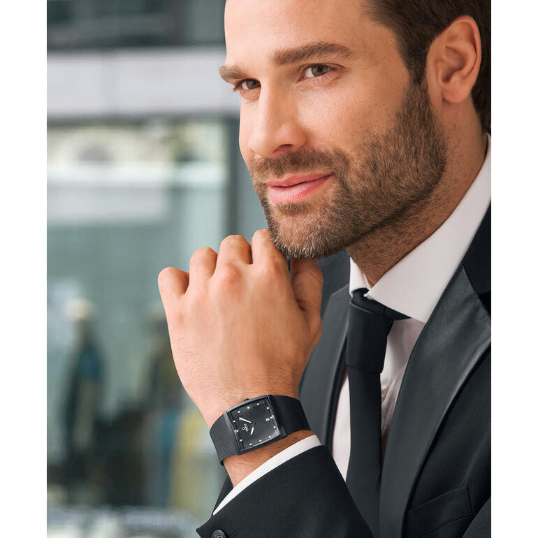 Obaku Karree-Uhr, Mann mit Uhr, im Anzug und gepflegtem Bart