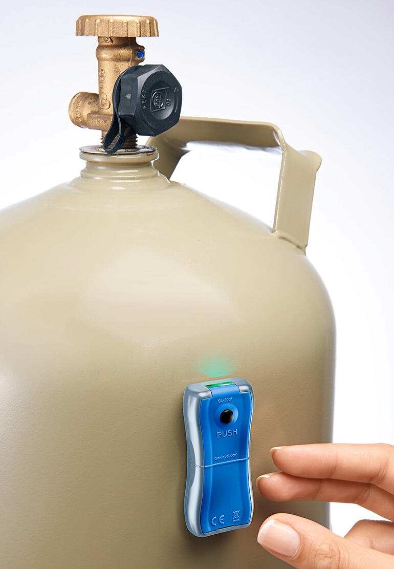 Gaslevel-Anzeiger an einer Gasflasche, grün leuchtend.