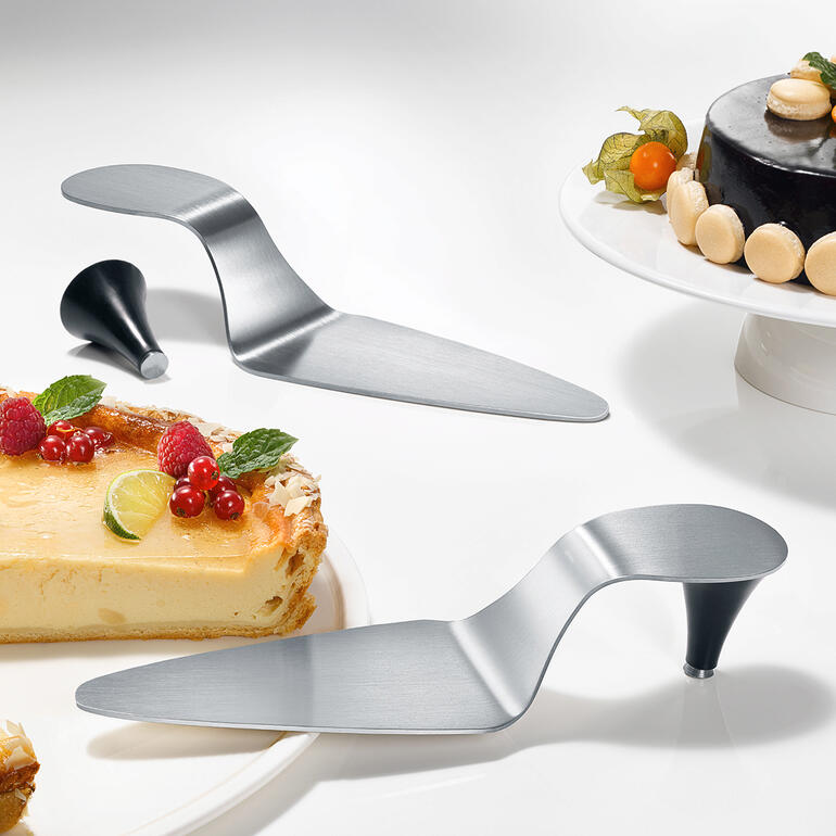 High-Heel-Tortenheber neben einer Torte auf einem Tisch