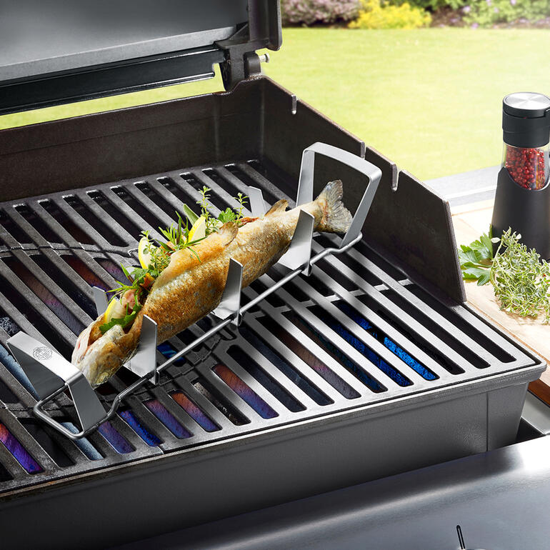 Gefu Fischgriller mit gegrilltem Fisch und Gemüse.
