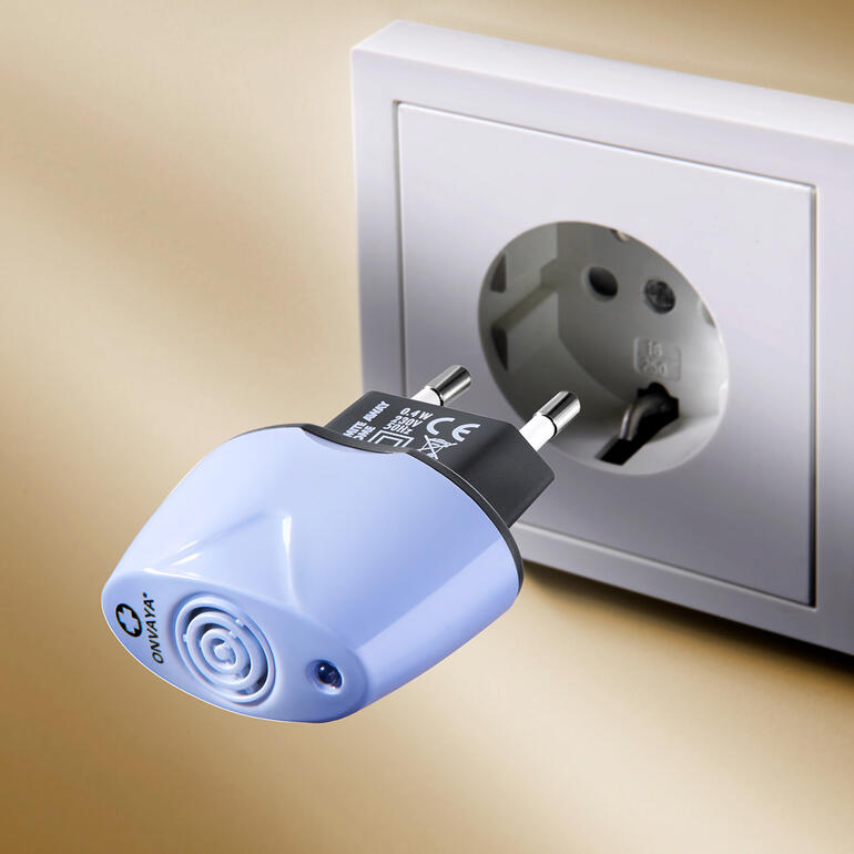 Antimilben-Stecker in einer Steckdose.