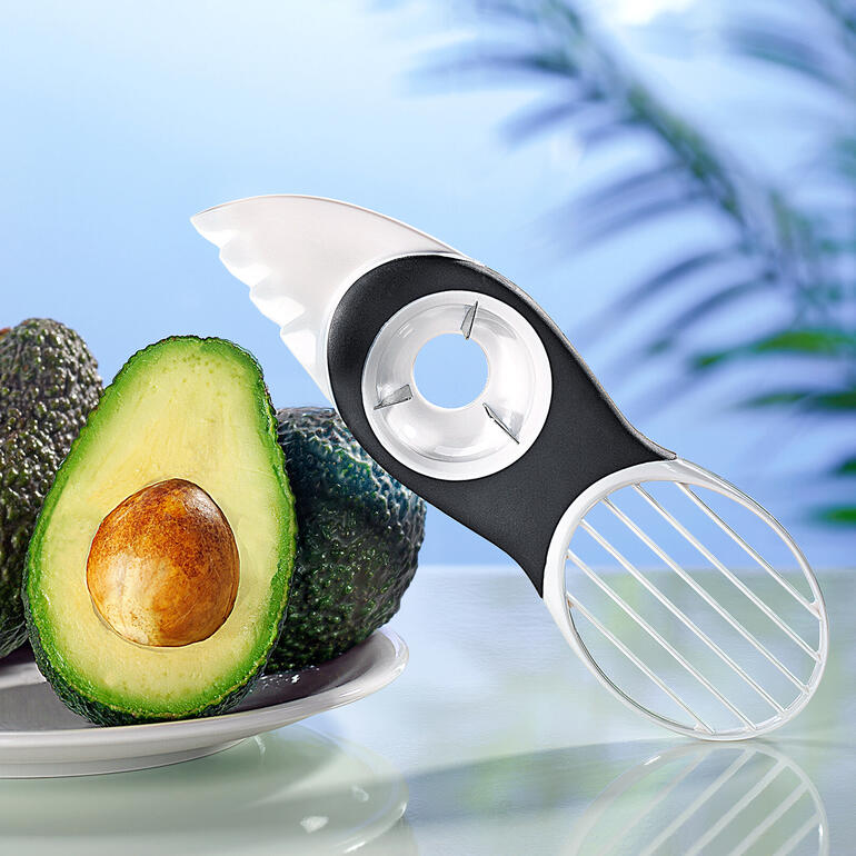 Avocadoschneider neben einer aufgeschnittenen Avocado