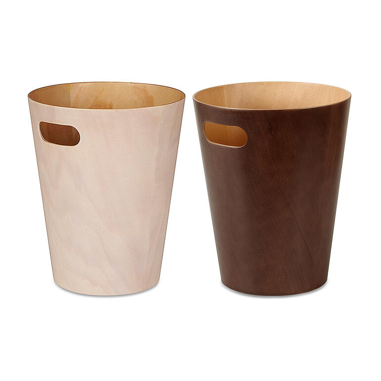 Zwei Papierkörbe, einer aus Holz und einer braun.